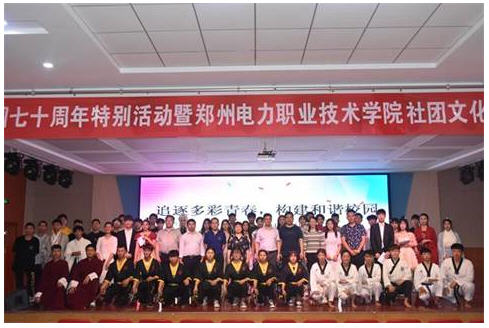 与演员合影