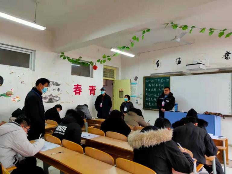 院领导深入考场巡视