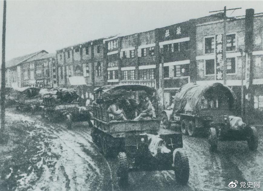 1949年11月21日,人民解放军占领黔北重镇遵义。图为解放军部队通过遵义市区。