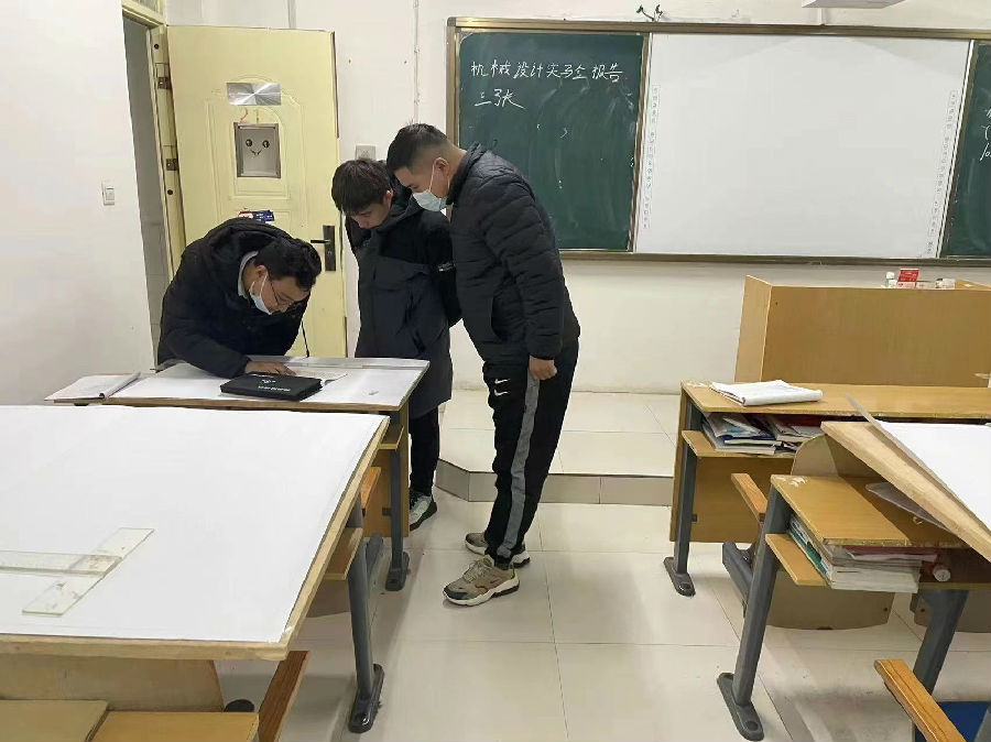 党员教师指导学生作业.jpg