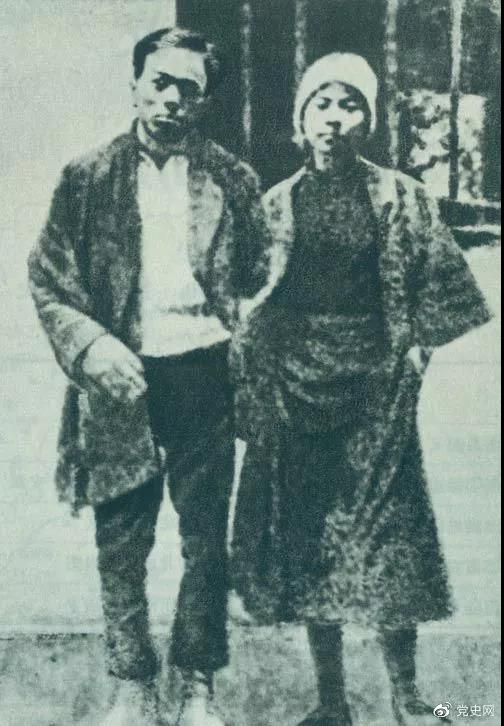 1928年2月6日 共产党员周文雍和陈铁军被敌人押上刑场,两人态度从容,昂首挺胸,高唱《国际歌》,慷慨就义。图为两人在狱中的合影。