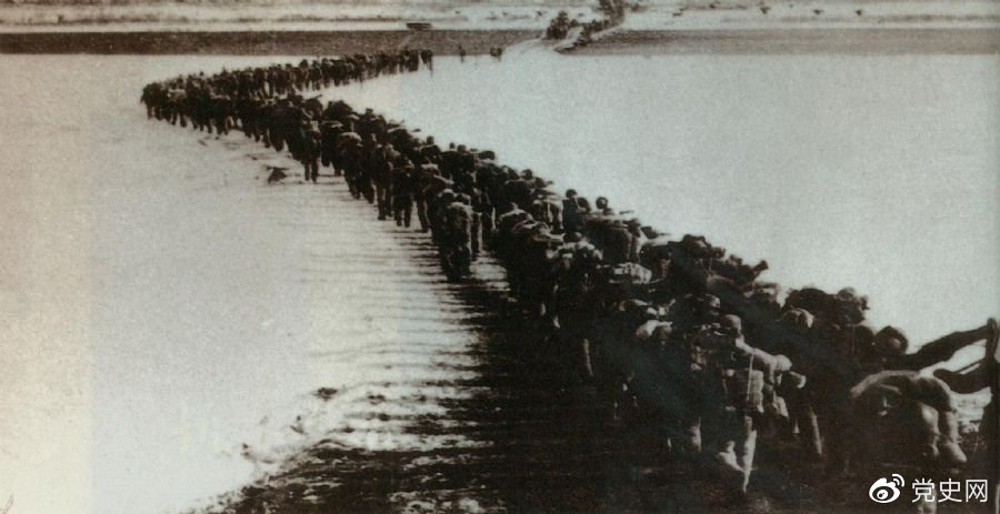 1950年10月19日,中国人民志愿军首批部队跨过鸭绿江,与朝鲜人民军共同抗击美国侵略者,开始了伟大的抗美援朝战争。