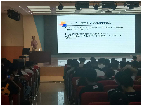 图书馆馆长赵元章教授做报告
