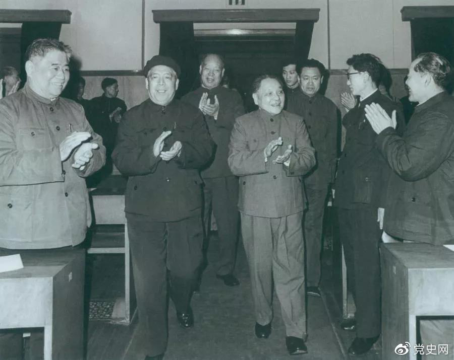 1983年2月13日,邓小平出席浙江省委、省政府举行的新春联欢会,向浙江人民祝贺新年。