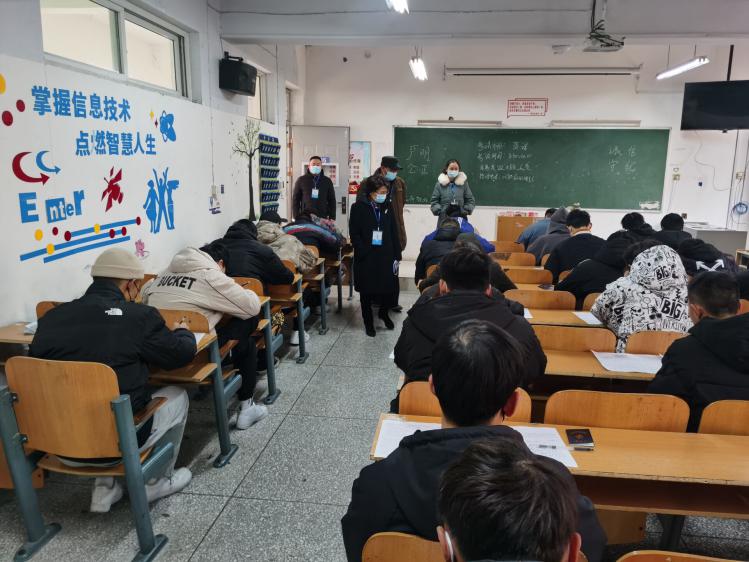 院领导深入考场巡视