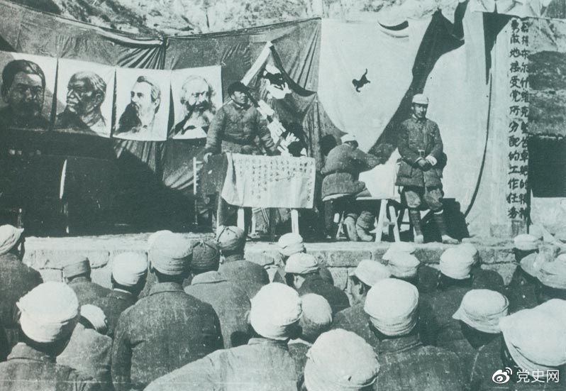 1942年11月,朱德在延安军事学院第一期学员毕业典礼上讲话,勉励大家发扬党的实事求是、密切联系群众的优良传统。