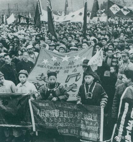 1949年11月15日,贵州解放。图为苗族同胞向人民解放军部队献旗。