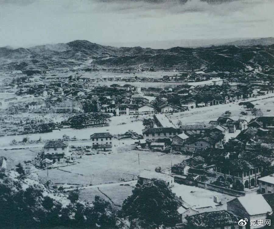 1928年4月,朱德率领南昌起义余部到达井冈山,与毛泽东领导的部队胜利会师。图为会师地点砻市全景。