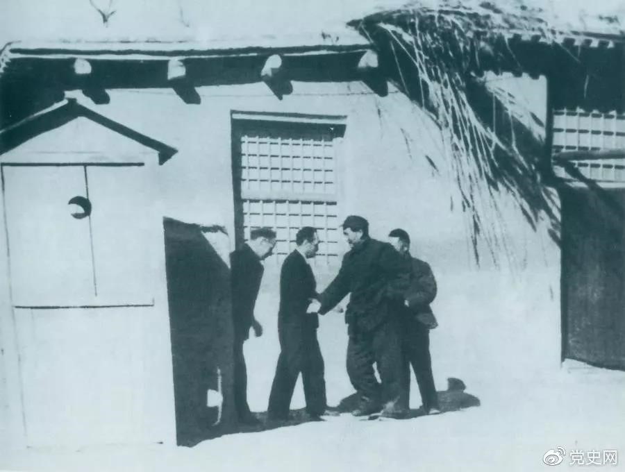 1949年1月31日,苏共中央政治局委员米高扬秘密访问西柏坡,图为毛泽东迎接客人到来。