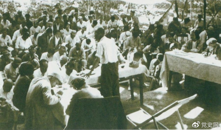 1947年7月17日至9月13日,全国土地会议在河北西柏坡召开。刘少奇主持会议并在会上作报告。