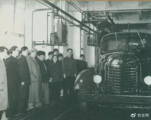 1958年2月13日,毛泽东北上长春,来到长春汽车制造厂。这是毛泽东在注视着从总装配线下来的解放牌汽车。