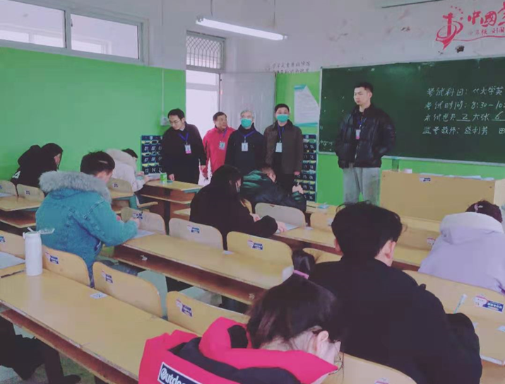 院领导深入考场巡视