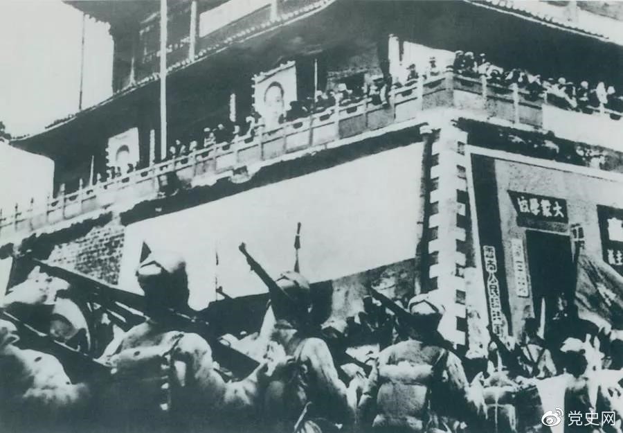 1950年2月20日,人民解放军进驻昆明。