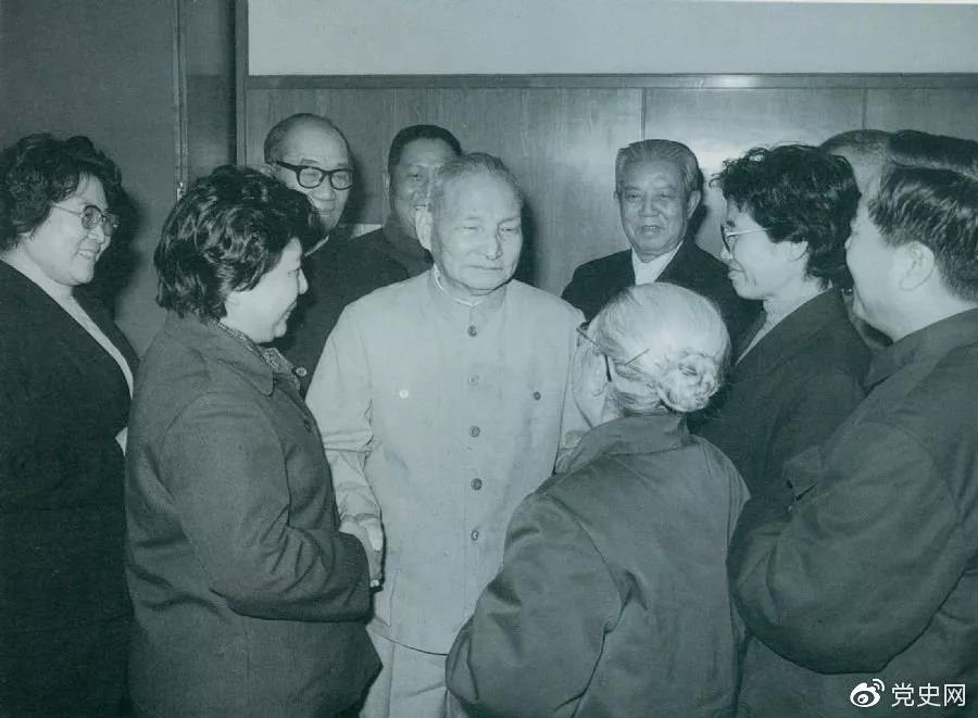 1984年2月2日,陈云邀请曲艺界著名人士侯宝林、骆玉笙等到中南海欢度春节。
