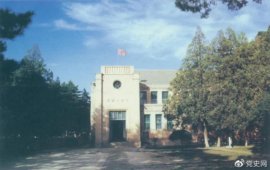 杨家岭革命旧址,位于延安城西北约3公里,是中共中央1938年11月至1947年3月的所在地。