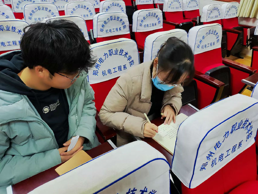 党员教师和学生交流.jpg