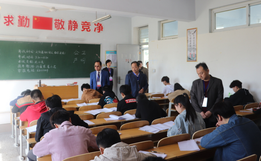 曹院长陪同教育厅巡视组到考场检查