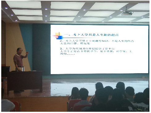 图书馆馆长赵元章教授做报告